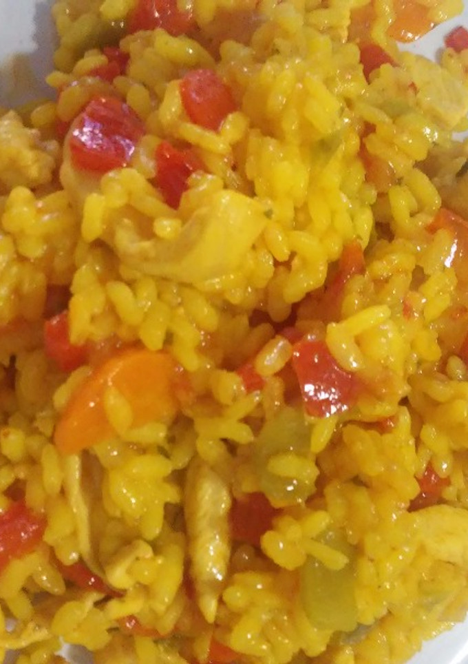 Una foto de Arroz con pollo y verduras
