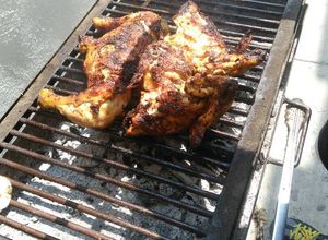 Una foto de Pollo Asado marinado