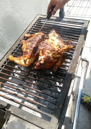 Una foto de Pollo Asado marinado