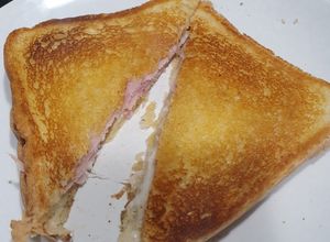 Una foto de Bikini o Sándwich mixto