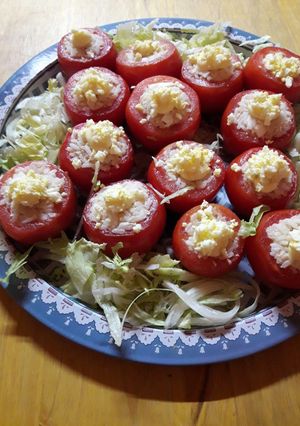Una foto de Tomates rellenos con atún