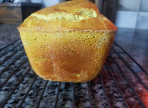 Una foto de Pan sin gluten con cúrcuma y semillas