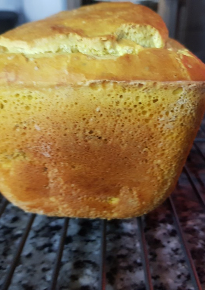 Una foto de Pan sin gluten con cúrcuma y semillas