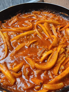 Una foto de Calabacin🍝 en salsa🥫 de pimentón🧄🥜🍝