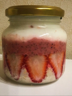Una foto de Desayuno en frasco light saludable: Frutillas, yogur y avena