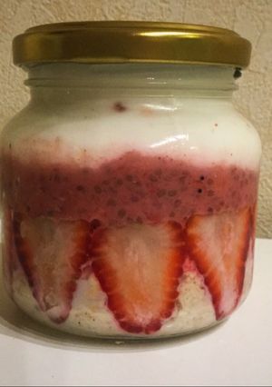 Una foto de Desayuno en frasco light saludable: Frutillas, yogur y avena