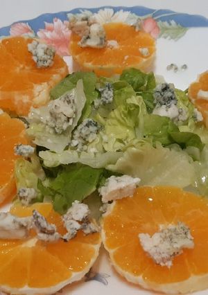 Una foto de Ensalada de naranja y Cabrales
