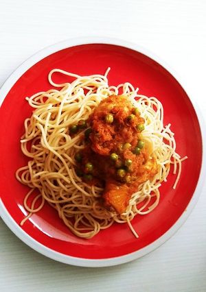 Una foto de Tallarines con pollo en salsa roja