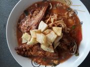 Una foto de ramen pescado