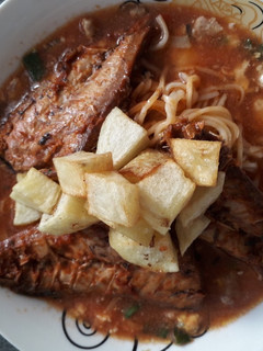 Una foto de Fideos ramen con jurel atomatado + papas fritas en cubitos 🍜