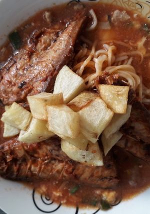 Una foto de Fideos ramen con jurel atomatado + papas fritas en cubitos 🍜