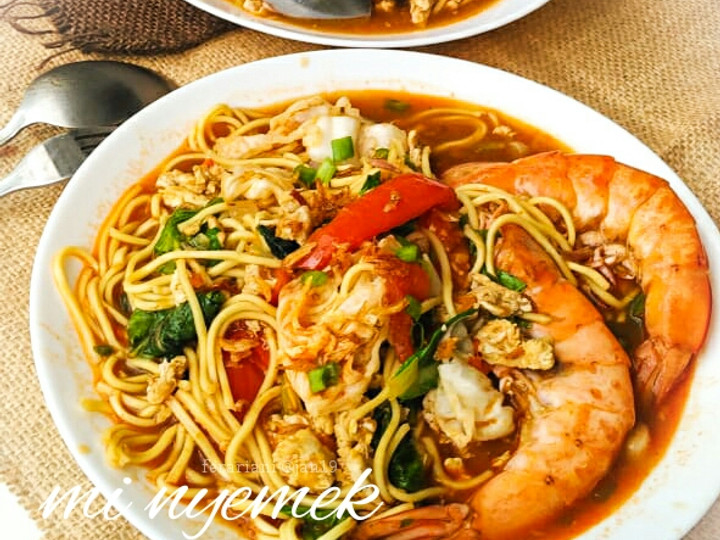 Bagaimana Menyiapkan Mi Nyemek Udang, Menggugah Selera