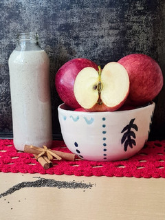 Una foto de Licuado de manzana, yogur, canela y chía 🍶tipo Lassi de India 🇮🇳