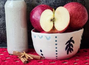 Una foto de Licuado de manzana, yogur, canela y chía 🍶tipo Lassi de India 🇮🇳