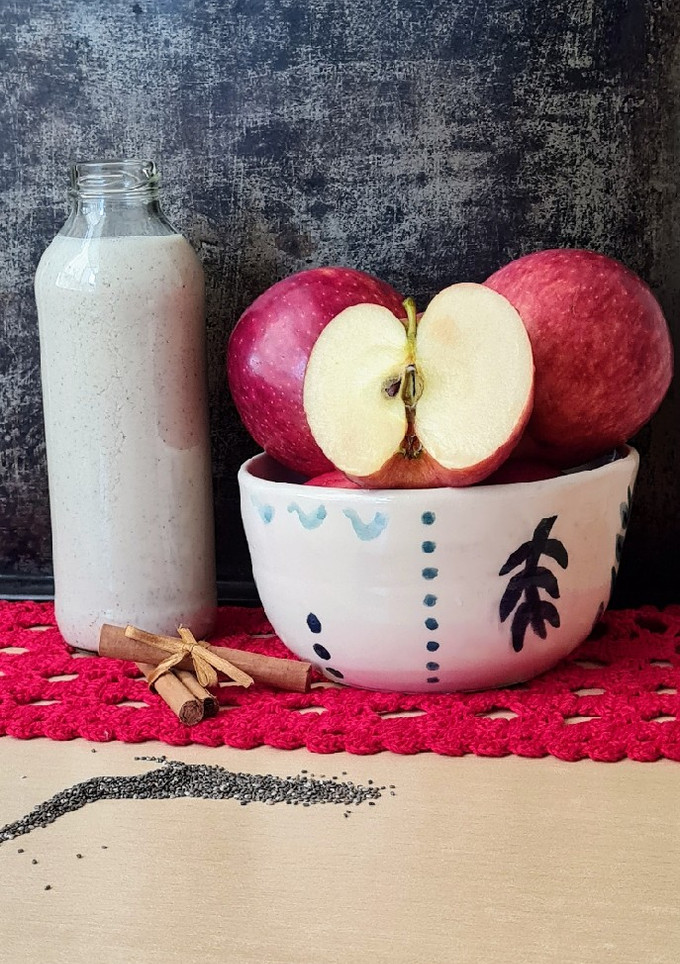 Una foto de Licuado de manzana, yogur, canela y chía 🍶tipo Lassi de India 🇮🇳