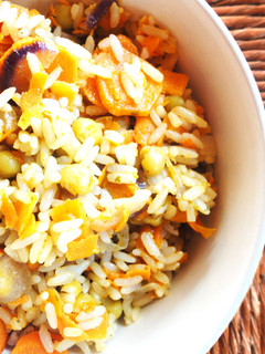 Una foto de Delicioso y nutritivo arroz vegetariano / vegano con zanahoria. Lo hacemos en 30 minutos! (FÁCIL Y ECONÓMICO)