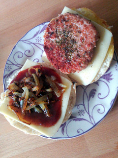Una foto de Hamburguesa de pollo con cebolla caramelizada
