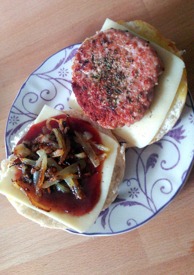 Una foto de Hamburguesa de pollo con cebolla caramelizada