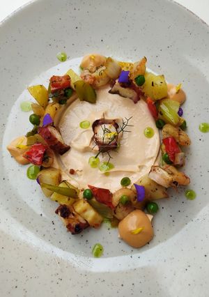 Una foto de Frito de marinero con verduras y Ali Oli de salsa americana !!