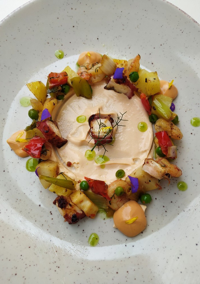 Una foto de Frito de marinero con verduras y Ali Oli de salsa americana !!