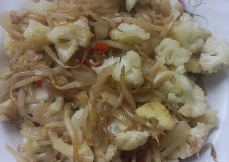 Langkah Mudah untuk Menyiapkan Tumis Kol Kecambah Pedas Asin with Trasi Udang Sedaapp Anti Gagal