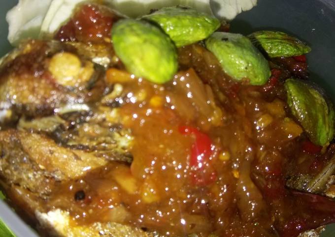 Bandeng goreng Guyur sambal dan toping Pete