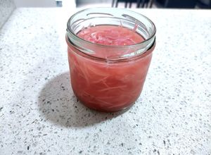 Una foto de Cebolla roja encurtida