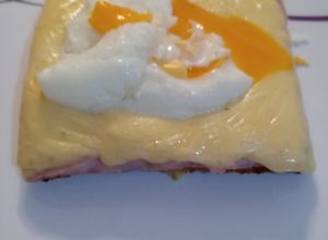 Una foto de Waffles de calabaza saludables con huevo mollete