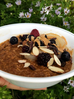Una foto de Porridge de avena con café