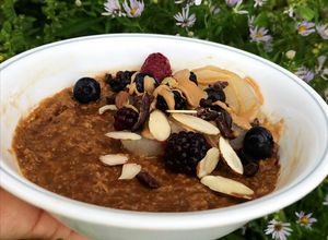 Una foto de Porridge de avena con café