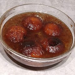 A picture of Gulab Jamun.