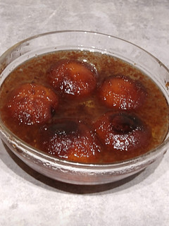 A picture of Gulab Jamun.