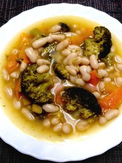 Una foto de Potaje de alubias blancas con brócoli
