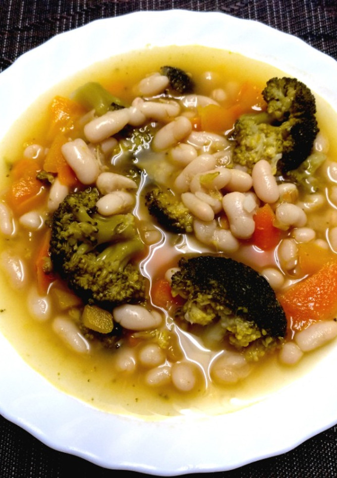 Una foto de Potaje de alubias blancas con brócoli