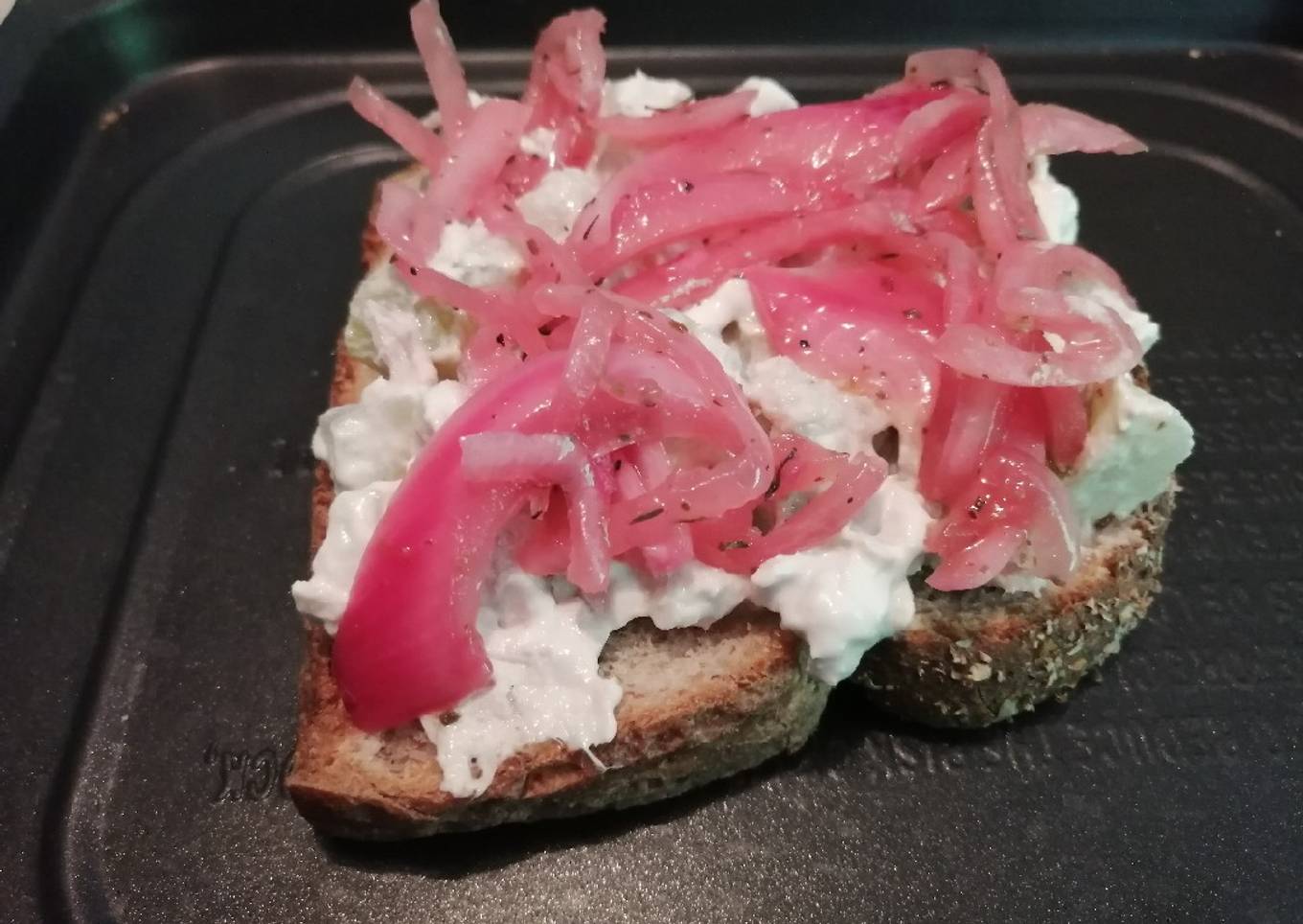 Pan tostado con ensalada de atún y chayote