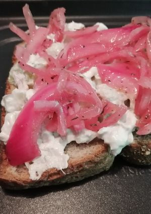 Una foto de Pan tostado con ensalada de atún y chayote