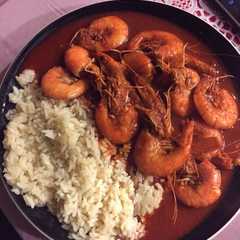 Una foto de Camarones 🦐 a la diabla con Arroz 🍚 blanco
