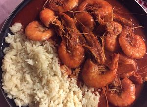 Una foto de Camarones 🦐 a la diabla con Arroz 🍚 blanco