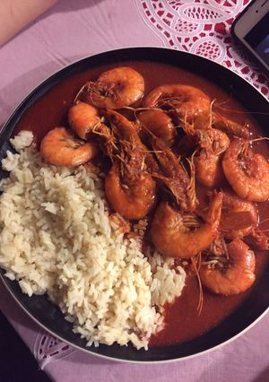 Una foto de Camarones 🦐 a la diabla con Arroz 🍚 blanco