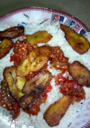 A picture of White rice,fish sauce and fried plantain.
