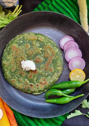A picture of Bathua paratha.