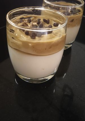 દલગોના કોફી (Dalgona Coffee Recipe In Gujarati) રેસીપી મુખ્ય ફોટો
