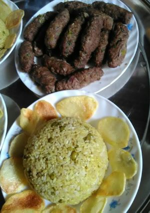 صورة لوصفة كفتة مشوية و ارز بالبسلة وبطاطس شيبسي