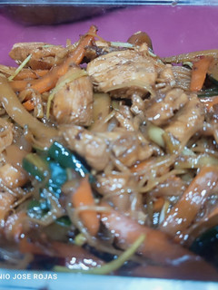 Una foto de Fideos de arroz con pollo 🐓