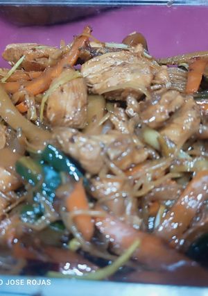 Una foto de Fideos de arroz con pollo 🐓
