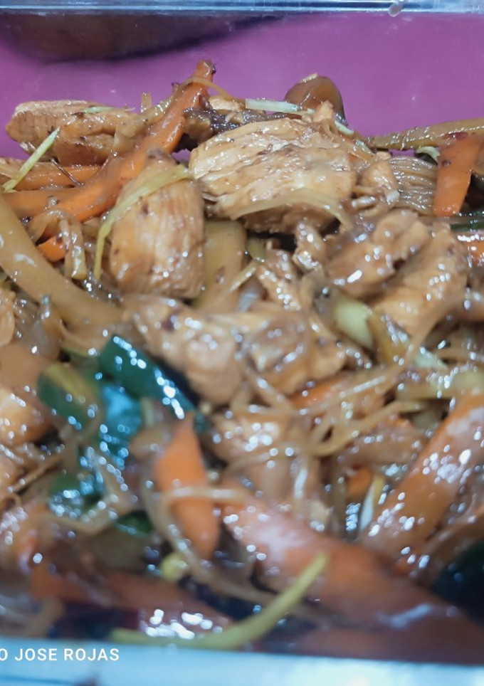 Una foto de Fideos de arroz con pollo 🐓