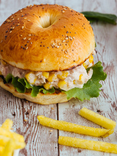 Una foto de Bagels rellenos de atún y maíz