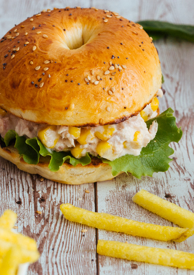 Una foto de Bagels rellenos de atún y maíz