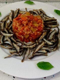 Una foto de Boquerones vitorianos fritos y arroz salteado con verduras #Jugandoenlacocina