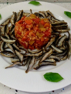 Una foto de Boquerones vitorianos fritos y arroz salteado con verduras #Jugandoenlacocina
